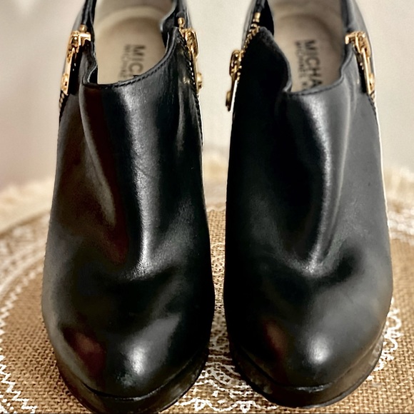 MICHAEL KORS - black heeled booties with gold zipper - Picture 5 of 6